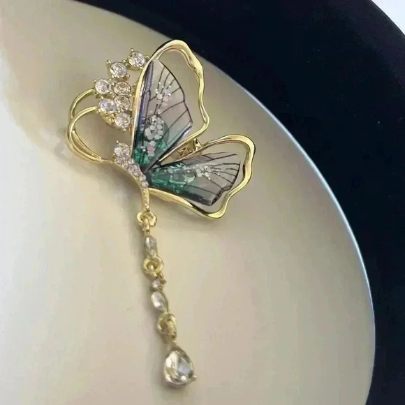 Luxury Gradient Butterfly Brooch - Picture 5 of 9